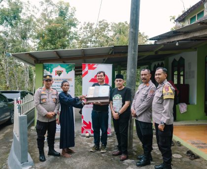 Penyerahan simbolis Mushaf Al-Qur’an dari LSM PENJARA 1 kepada Marbot Mushala Nurhidayah, dibersamai jajaran Polsek Karangmojo dalam rangka HUT Bhayangkara ke-79 di Gunungkidul.