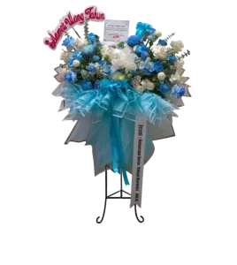 cathlene-adalah-standing-flower-dari-athaya-dengan-rangkaian-bunga-baby-blue-silver-dollar-mawar-anggrek-baby-breath-pompom-kecil-268x300